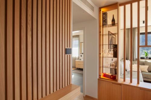 a room with a wooden partition with a bedroom in the background at Villa Olivida in Garda