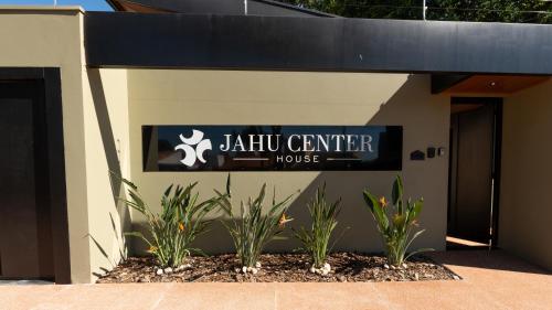 a building with a sign for a jahu center house at Jahu Center House in Jaú