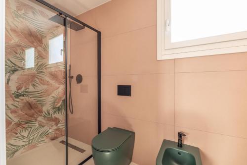 a bathroom with a green toilet and a shower at Dimora Suite Platino in Gallipoli