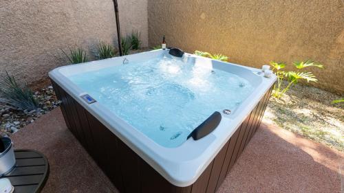 a hot tub sitting next to a building at Jahu Center House in Jaú