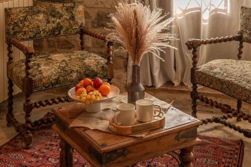 La Maison Bakéa في كورد سور سيال: غرفة بها طاولة عليها وعاء من الفاكهة
