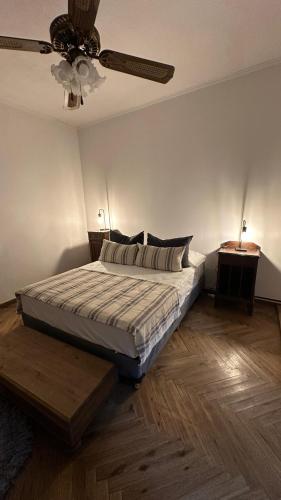 a bedroom with a bed and a ceiling fan at Como en casa in Concordia