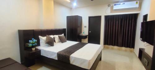 a bedroom with a large bed in a room at Hotel Manoj in Bhopal