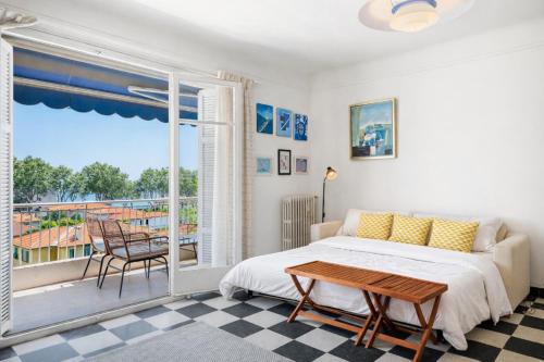 Sunny apartment with balcony