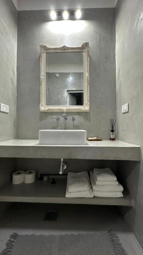 a bathroom with a sink and a mirror and towels at Como en casa in Concordia