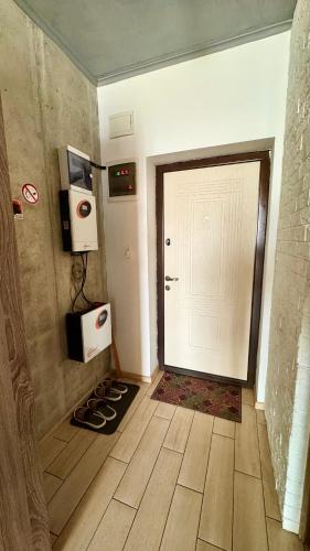 a room with a white door and a stove at Smart apartment -Має Резервне живлення in Yuzhne