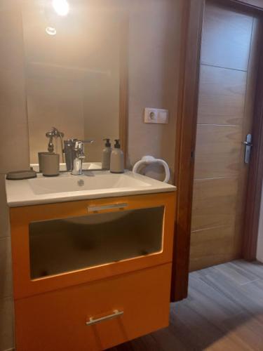 a bathroom with a sink and a mirror at Lar da avoa in Ouviaña