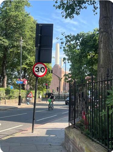 a speed limit sign on the side of a street at Central London 2 bedroom apartment by the river thames in Victoria zone 1 in London