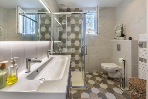a bathroom with a sink and a toilet at Nebbiu - 25km de Bastia in Murato