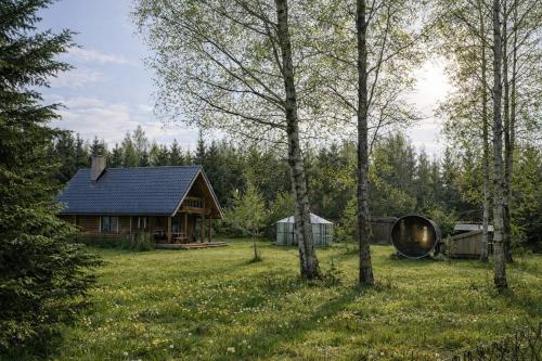 Hazel Hut - spacious fenced yard, sauna, 2-bedroom