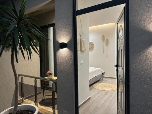 a hallway with a door leading to a bedroom at Del Mare Rooms in Vlorë