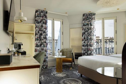une chambre d'hôtel avec un lit et un balcon dans l'établissement Normandy Le Chantier, à Paris