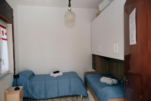 two beds in a small room with blue sheets at La terrazza in Contursi