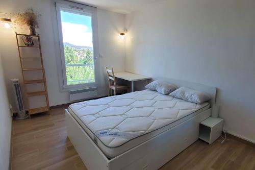 Spacious T4 with sea and Esterel views