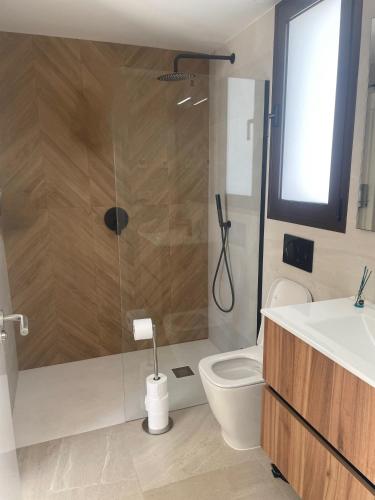 a bathroom with a shower and a toilet and a sink at Santa Rosalia Lake & Life resort in Torre-Pacheco