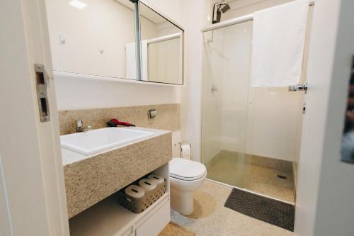 a bathroom with a toilet and a sink and a shower at LRFlat 3 - Flat para pessoas exigentes com requinte e conforto próximo de tudo! Garagem e portaria 24h in Montes Claros