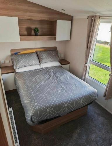 a bedroom with a bed in a small room at 9 Fairway, Hopton Holiday Park - Three bedroom, sleeps 6, kitchen, lounge and dining area - Minimum 3 night breaks in Hopton on Sea