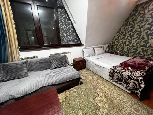 Llit o llits en una habitació de Villa Hotel