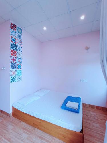 a small bed in a room with a blue mattress at Bọt Biển Homestay Mũi Né in Ấp Khánh Phước (1)