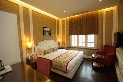 Hotel Bright tesisinde bir odada yatak veya yataklar