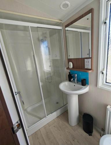 a bathroom with a shower and a sink at 9 Fairway, Hopton Holiday Park - Three bedroom, sleeps 6, kitchen, lounge and dining area - Minimum 3 night breaks in Hopton on Sea