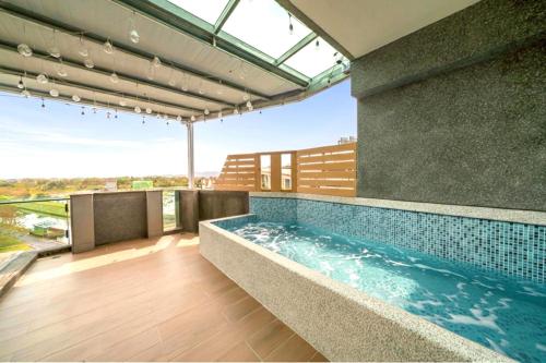 a swimming pool in a building with a view at 閒晃趣-包棟民宿-依訂房人數提供房間數 in Ch'i-wu-lao