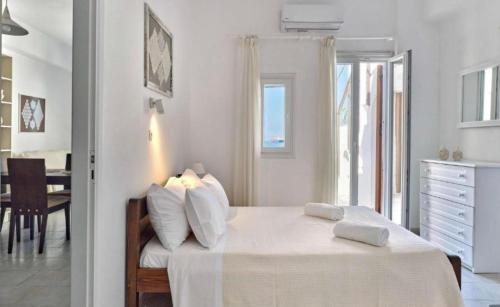 Llit o llits en una habitació de Paroikia Sunset
