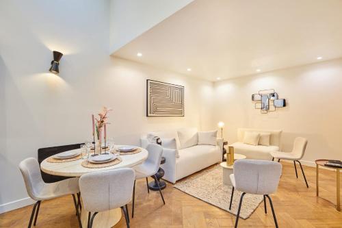 Apartment center of Paris by Studio prestige