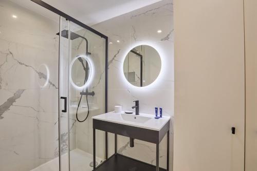 Apartment center of Paris by Studio prestige