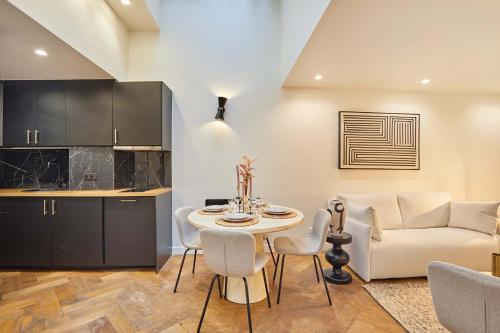 Apartment center of Paris by Studio prestige