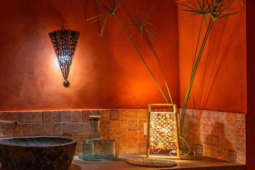 La Maison Bakéa في كورد سور سيال: حمام مزود بحوض غسيل وحوض غسيل