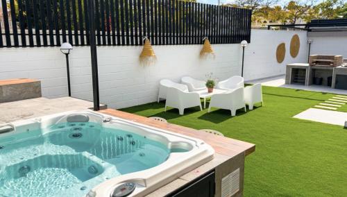 a hot tub in the middle of a yard at Casa Alegra Pool & Spa in Gran Alacant