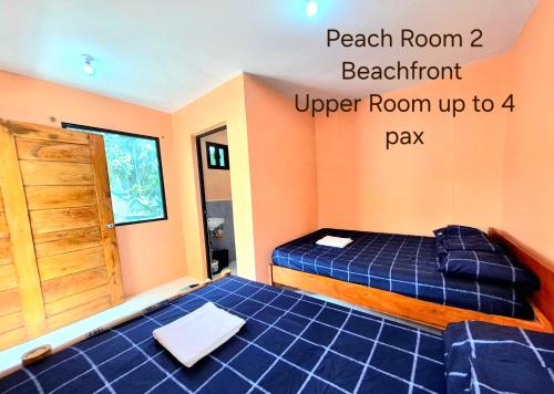 ein Schlafzimmer mit einem Bett mit blauen Laken und orangefarbenen Wänden in der Unterkunft Concepcion Resort in Inopacan