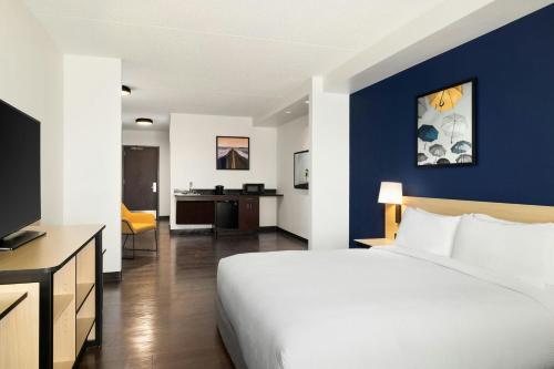 a bedroom with a white bed and a blue wall at City Express by Marriott Washington, DC Northeast in Washington, D.C.
