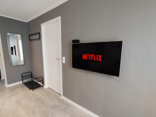 a television on a wall with the words hello on it at Family Inn Kaatsheuvel in Kaatsheuvel