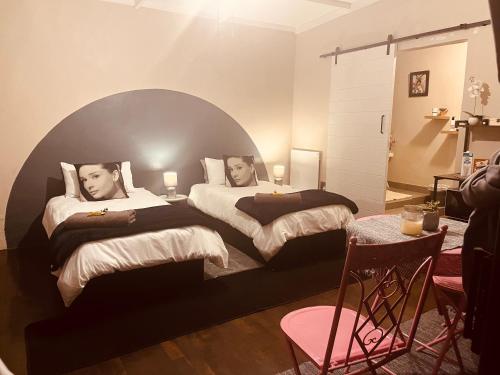 two beds in a room with a large mirror at Casa De Montague in Noordheuwel