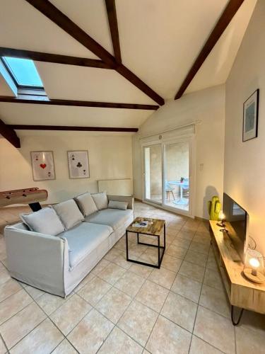 Le Chalet في Montélier: غرفة معيشة بها أريكة وطاولة