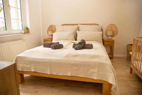 a bedroom with a bed with two stuffed animals on it at Gemütliches Apartment mit Garten nahe Köln in Frechen