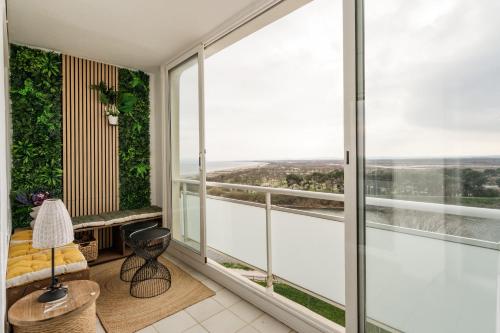 WELCS APARTAMENTO 319 EMP balcon y vista al mar