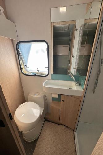 a small bathroom with a toilet and a sink at הקרוואן במושב בורגתה in Burgeta