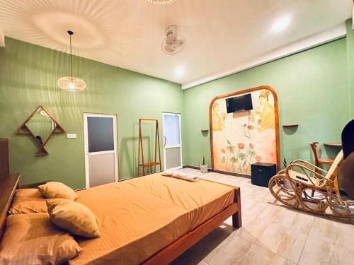 a bedroom with a bed in a room with green walls at GreenKey Hotel & Resturent in Tanamalwila