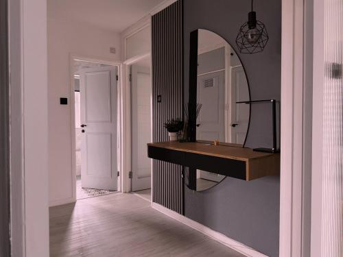 a bathroom with a sink and a mirror on the wall at Wildoaks in Northwood