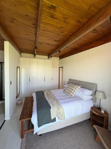 una camera da letto con un letto grande con soffitto in legno di 42 on Kavango a Swakopmund