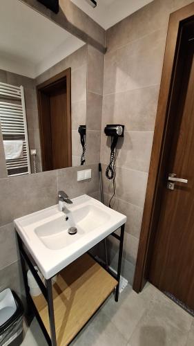 a bathroom with a sink and a mirror at Skalnica- apartamenty z widokiem na góry, przy szlakach in Karpacz