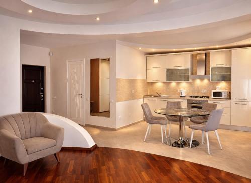 una cucina e una sala da pranzo con tavolo e sedie di Premium City Residence a Chişinău