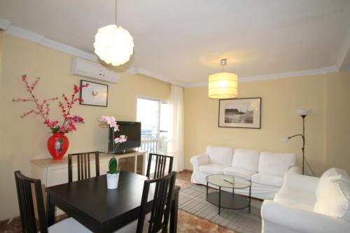 salon z białą kanapą i stołem w obiekcie Malaga Soho w Maladze