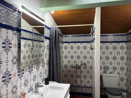 a bathroom with a sink and a toilet at Appartement 4 personnes - Laruns in Laruns