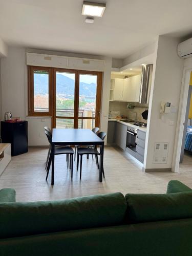 a living room with a table and a green couch at La Casa Di Elda in Terni