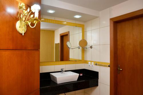 Hotel Girassol tesisinde bir banyo