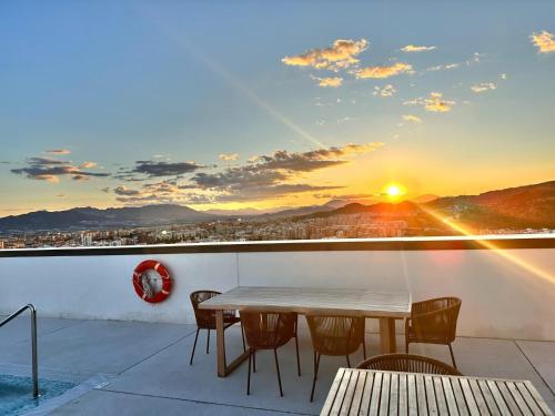 Malaga Skyline 26 with parking and pool